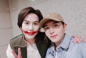 Cho Kyu-hyun Instagram - 역시 규현이 잘할거라 생각했지만
최고의 노래,연기였다 !!! 또 보고싶다~
뀨뀨 짱짱 !!! 막공까지 화이팅이다:) - 김려욱

#웃는남자