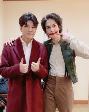Cho Kyu-hyun Instagram - happy new year^^ 저는 열심히 관객들과 연휴에도 행복한 시간 보내구 있지요!! 오늘은 나랑 몸무게 비슷해 지고있는 션통과 함께 #새해규많이받으세요 #살빠진신동 #규윈플렌 #웃는남자 #새해니까웃어웃으라구