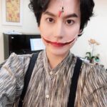 Cho Kyu-hyun Instagram – 오늘 웃는남자 첫 번째 공연 무사히 끝났습니다^^ 3/1 까지 모든 배우들 스텝분들과 재밌게 열심히 좋은 극 보여드릴께요 아자아자!!! 오늘 와 주신 모든 분들 감사드립니다 #웃는남자 #규윈플렌