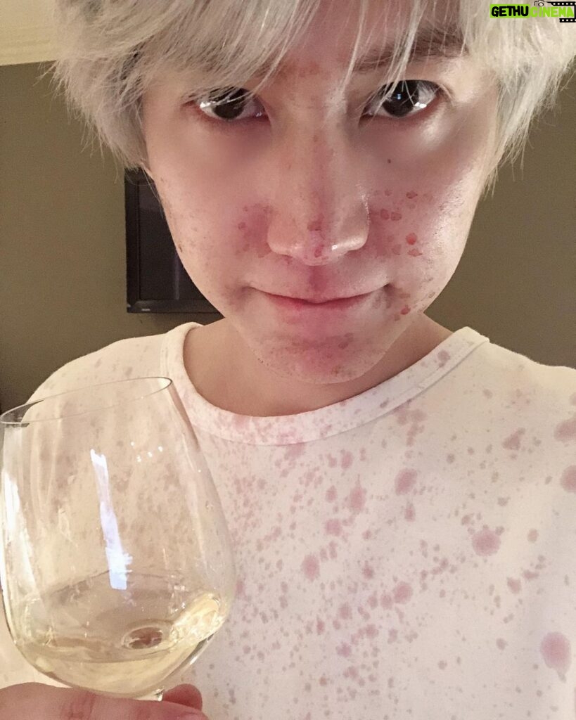 Cho Kyu-hyun Instagram - 여러분 와인오프너 없이 와인을 열려고 하면 이렇게 됩니다.... 유투브 보고 오프너 없이 와인 따는법 보고 열지 마세여.... #와인오프너꼭쓰세여허허헣 #애월리2 #이젠안녕2 #comingsoon