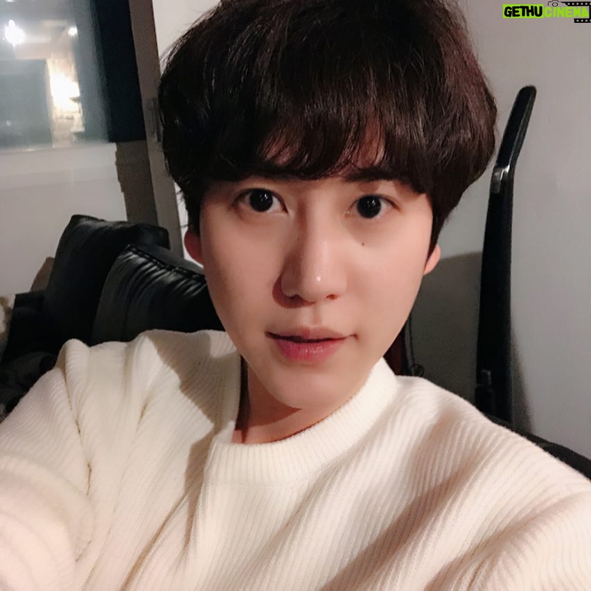 Cho Kyu-hyun Instagram - Happy new year^^ 이제 삼땡규33 #려욱아난너에게취해 #술땜에취하는게아니야 #라이브신갓령구 #드디어2019 #옛날사진