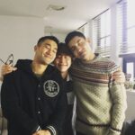 Cho Kyu-hyun Instagram - 10월 6일을 맞아 10시 6분에 올리는 월간 보라알입니다 보라알은아니지만 그러려니 해주세요 요즘 열심히 살고있는 두 사람이 저를 응원하러 왔던 상황입니다 지금은 반대가 되었죠 허허허허허헣 2년전 사진이네요 늘 고맙고 사랑한다 최의원 심촹 #심창민 #최시원