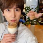 Cho Kyu-hyun Instagram – 달고나 커피!! 10분만에 완성해 버리기.. 여러분 쉬운데요??? 뭐죠?????? 허허헣. #규티비 #달고나커피 #꽃달규 #조교수님 #규현