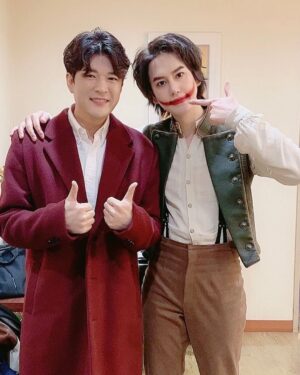 Cho Kyu-hyun Instagram - happy new year^^ 저는 열심히 관객들과 연휴에도 행복한 시간 보내구 있지요!! 오늘은 나랑 몸무게 비슷해 지고있는 션통과 함께 #새해규많이받으세요 #살빠진신동 #규윈플렌 #웃는남자 #새해니까웃어웃으라구
