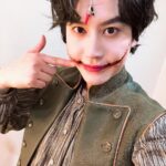 Cho Kyu-hyun Instagram - happy new year^^ 저는 열심히 관객들과 연휴에도 행복한 시간 보내구 있지요!! 오늘은 나랑 몸무게 비슷해 지고있는 션통과 함께 #새해규많이받으세요 #살빠진신동 #규윈플렌 #웃는남자 #새해니까웃어웃으라구