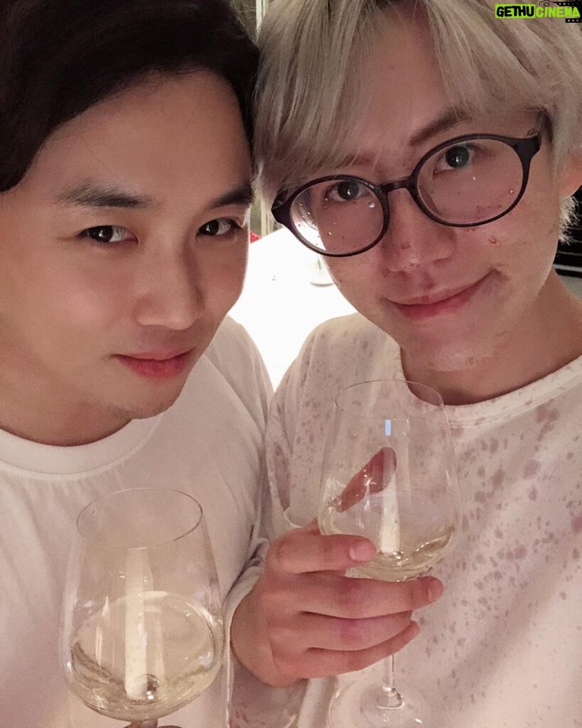Cho Kyu-hyun Instagram - 여러분 와인오프너 없이 와인을 열려고 하면 이렇게 됩니다.... 유투브 보고 오프너 없이 와인 따는법 보고 열지 마세여.... #와인오프너꼭쓰세여허허헣 #애월리2 #이젠안녕2 #comingsoon