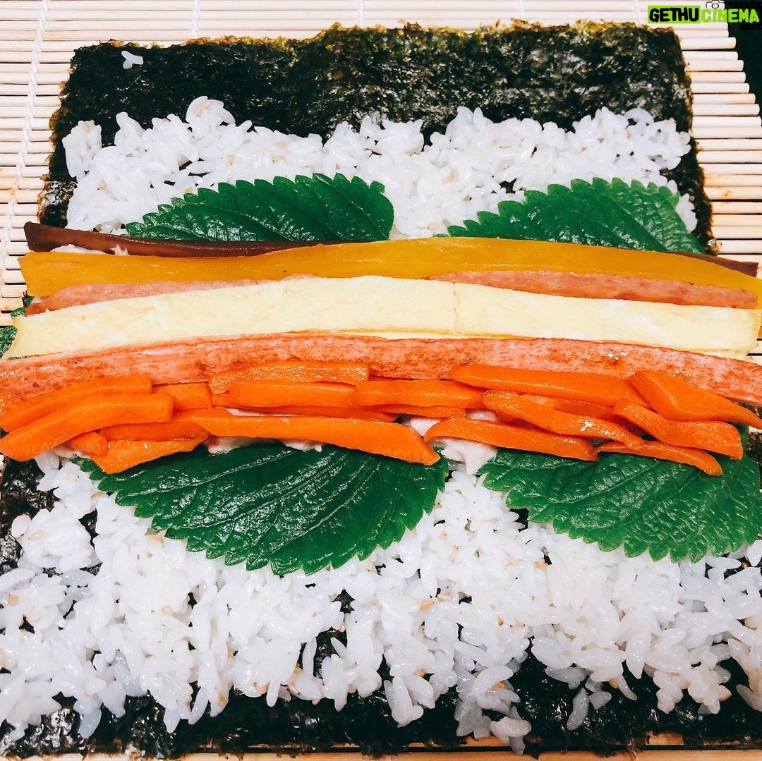 Cho Kyu-hyun Instagram - 김밥을 만들어 보았어요.. 안에 재료들이 자꾸 빠져나와서 승질나요.. #김밥만들규 #맛있규 #다이어트망해써 #불어묵김밥 #참치마요김밥
