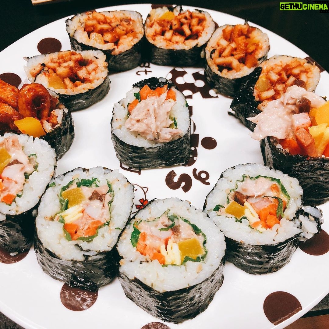 Cho Kyu-hyun Instagram - 김밥을 만들어 보았어요.. 안에 재료들이 자꾸 빠져나와서 승질나요.. #김밥만들규 #맛있규 #다이어트망해써 #불어묵김밥 #참치마요김밥