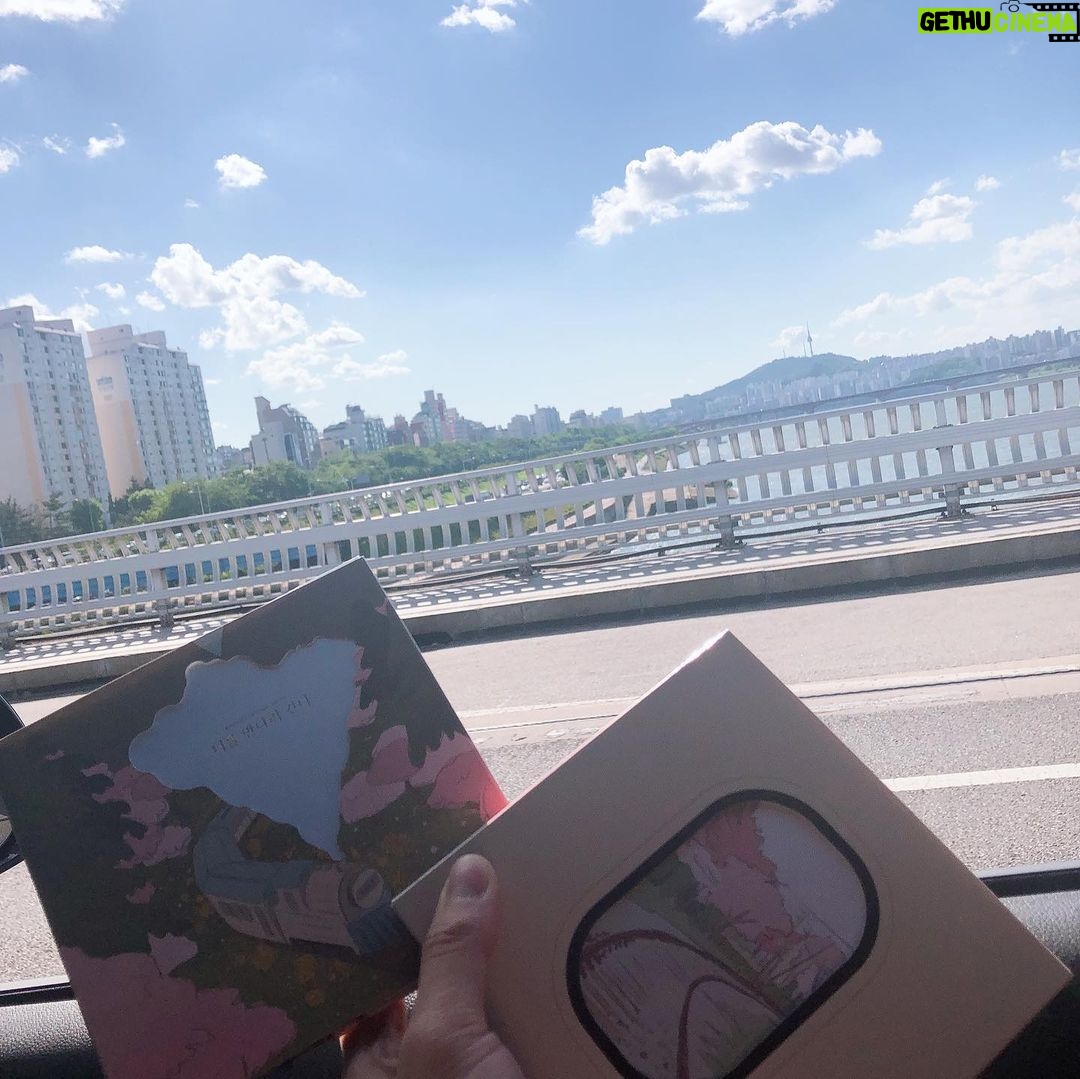 Cho Kyu-hyun Instagram - 앨범 색감이 넘 이쁘군여.. 애월리에서 너를 만나러 가는 그게 좋은거야^^ #애월리 #그게좋은거야 #너를만나러간다