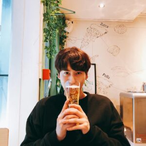 Cho Kyu-hyun Instagram - Happy new year^^ 이제 삼땡규33 #려욱아난너에게취해 #술땜에취하는게아니야 #라이브신갓령구 #드디어2019 #옛날사진