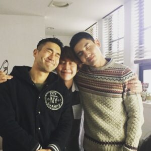 Cho Kyu-hyun Instagram - 10월 6일을 맞아 10시 6분에 올리는 월간 보라알입니다 보라알은아니지만 그러려니 해주세요 요즘 열심히 살고있는 두 사람이 저를 응원하러 왔던 상황입니다 지금은 반대가 되었죠 허허허허허헣 2년전 사진이네요 늘 고맙고 사랑한다 최의원 심촹 #심창민 #최시원