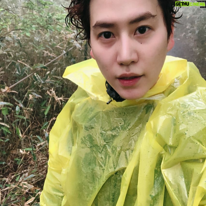 Cho Kyu-hyun Instagram - 지난 달 홀로 한라산 백록담 정복!!! 중턱은 비가오고 정상은 맑아요!! 나 한라산 다녀온 남자얌^^
