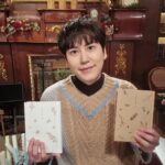 Cho Kyu-hyun Instagram – 연애소설 많이 사랑해주세요~~~ 오랜만에 실물 앨범 좋다^^ #규현 #kyuhyun #연애소설 #lovestory