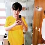 Cho Kyu-hyun Instagram - 아무나 소화 못 한다는 화장실 셀카... 규현! 역시나 소화 못 해. 삼성전자로부터 제품 및 제작비 지원을 받았습니다... #규현 #인싸놀이