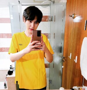 Cho Kyu-hyun Instagram - 아무나 소화 못 한다는 화장실 셀카... 규현! 역시나 소화 못 해. 삼성전자로부터 제품 및 제작비 지원을 받았습니다... #규현 #인싸놀이
