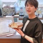 Cho Kyu-hyun Instagram – 간만에 momhouse cafe 인싸놀이!!! 거울셀카!!!!! 비 조심! 더위 조심!!^^ #규현 #맘하우스 #momhouse @mom.cafe.kr