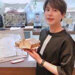Cho Kyu-hyun Instagram - 간만에 momhouse cafe 인싸놀이!!! 거울셀카!!!!! 비 조심! 더위 조심!!^^ #규현 #맘하우스 #momhouse @mom.cafe.kr