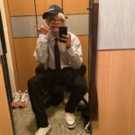 Cho Seung-youn Instagram – 서서 찍으니까 안나와서… 앉아서..