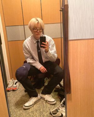 Cho Seung-youn Instagram - 서서 찍으니까 안나와서... 앉아서..