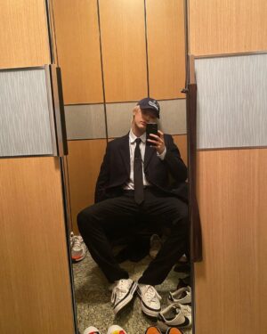 Cho Seung-youn Instagram - 서서 찍으니까 안나와서... 앉아서..