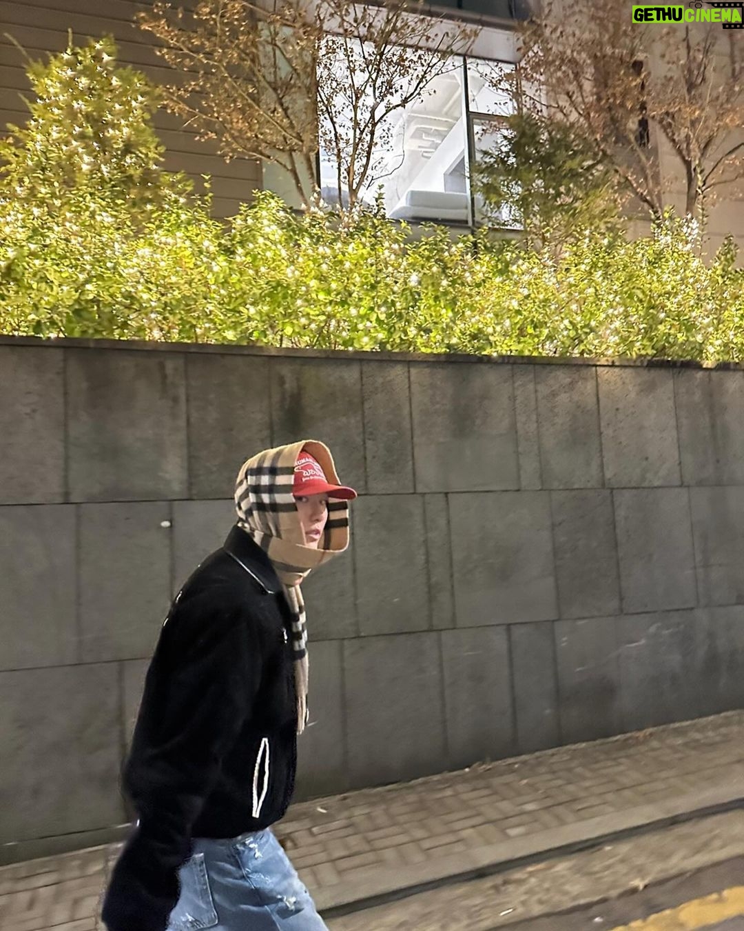 Cho Seung-youn Instagram - 조금 cold 하네요. Cold 조심하세요. 잘지내죠? @wavycolde 형?