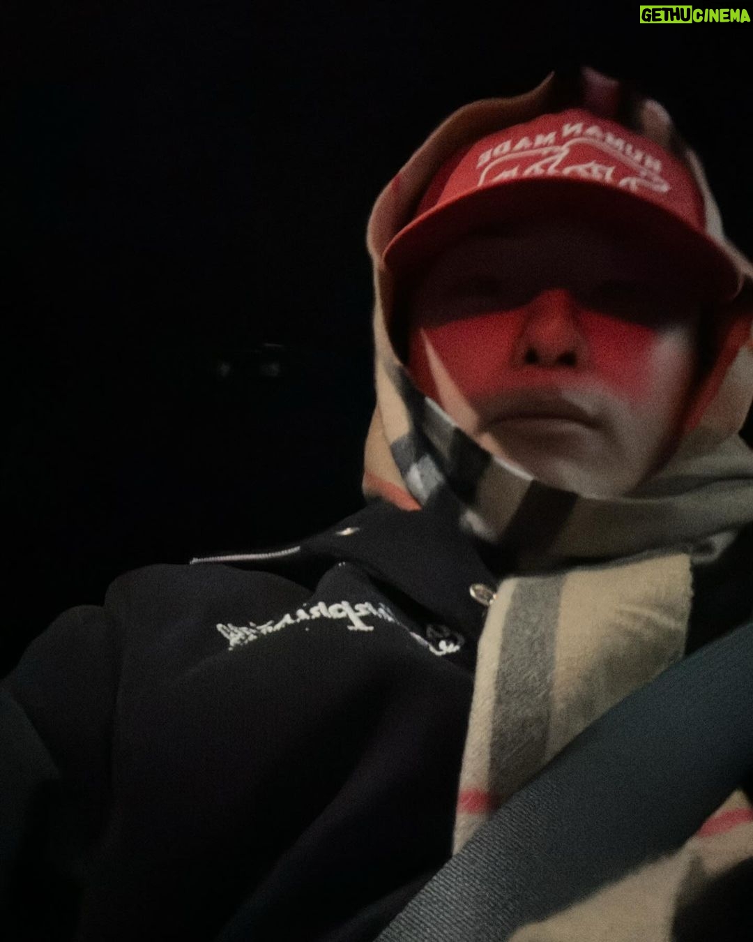 Cho Seung-youn Instagram - 조금 cold 하네요. Cold 조심하세요. 잘지내죠? @wavycolde 형?