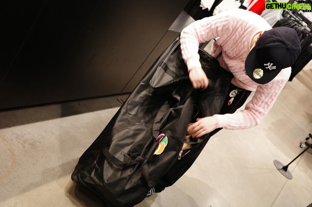 Cho Seung-youn Instagram - Add one more bag for shopping