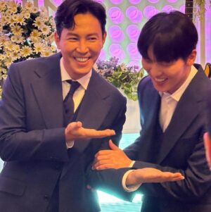Choi Hyun-wook Instagram - 18살이란 시간으로 다시 돌아가서 마주한 경험들이었습니다. 이찬이란 사람을 통해서 많이 배웠고 진심으로 과분하게 행복했어요. 그 어떠한 경험이든 자신을 반짝이게 만들기를. 아직도 후련하게 혼자 떠나 보내지는 못했지만 열심히 청춘의 순간들을 기억하면서 살겠습니다. 사랑하고 감사했습니다.