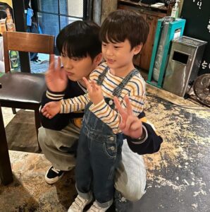 Choi Hyun-wook Instagram - 18살이란 시간으로 다시 돌아가서 마주한 경험들이었습니다. 이찬이란 사람을 통해서 많이 배웠고 진심으로 과분하게 행복했어요. 그 어떠한 경험이든 자신을 반짝이게 만들기를. 아직도 후련하게 혼자 떠나 보내지는 못했지만 열심히 청춘의 순간들을 기억하면서 살겠습니다. 사랑하고 감사했습니다.