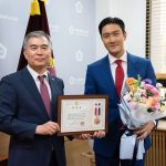 Choi Si-won Instagram – 가수, 배우 외에 또 어떤 길로 세상과 소통할지 거듭 고민하고 있습니다. 우리가 필요로 하는 생태계와 서비스가 더욱 많아지길 응원합니다. 상 주셔서 감사합니다.