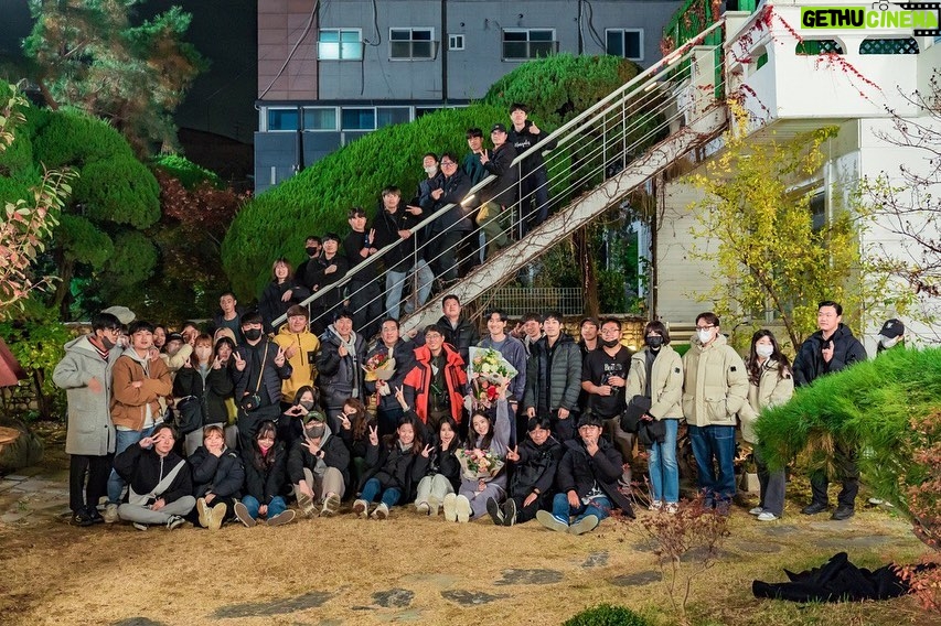 Choi Si-won Instagram - 5월 첫 촬영이 엊그제 같은데 어느덧 겨울입니다. 한여름밤의 추억이 유독 생각나는 날입니다. 지난 6개월간 재훈이와 함께 새로운 경험을 할 수 있어서 행복하고 좋았습니다. 캐릭터에 몰입할 수 있게 도와주신 스태프분들, 감독님, 배우님들 진심으로 감사드립니다. ‘얼어죽을 연애따위’ 사랑해주신 시청자 여러분들께도 너무 큰 감사를 드립니다. 올겨울은 유독 춥다던데 다들 건강 유의하시길 바랍니다. 빠른 시일 내 또 다른 작품으로 인사드리겠습니다. 건강하세요. 감사했습니다. #얼어죽을연애따위 South Korea