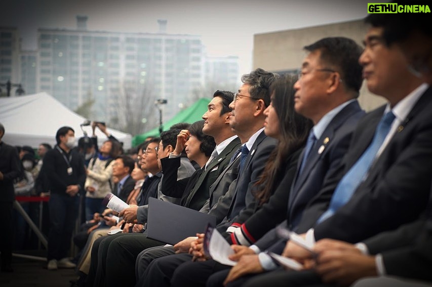 Choi Si-won Instagram - 광주 비엔날레가 세계적으로 더 굳건한 세계인들의 축제가 될 수 있도록 홍보대사로서 맡은 소임을 최선 다하겠습니다. 👀 @gwangjubiennale