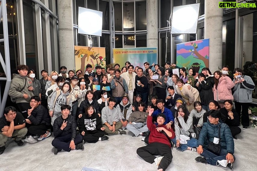 Choi Si-won Instagram - 5월 첫 촬영이 엊그제 같은데 어느덧 겨울입니다. 한여름밤의 추억이 유독 생각나는 날입니다. 지난 6개월간 재훈이와 함께 새로운 경험을 할 수 있어서 행복하고 좋았습니다. 캐릭터에 몰입할 수 있게 도와주신 스태프분들, 감독님, 배우님들 진심으로 감사드립니다. ‘얼어죽을 연애따위’ 사랑해주신 시청자 여러분들께도 너무 큰 감사를 드립니다. 올겨울은 유독 춥다던데 다들 건강 유의하시길 바랍니다. 빠른 시일 내 또 다른 작품으로 인사드리겠습니다. 건강하세요. 감사했습니다. #얼어죽을연애따위 South Korea