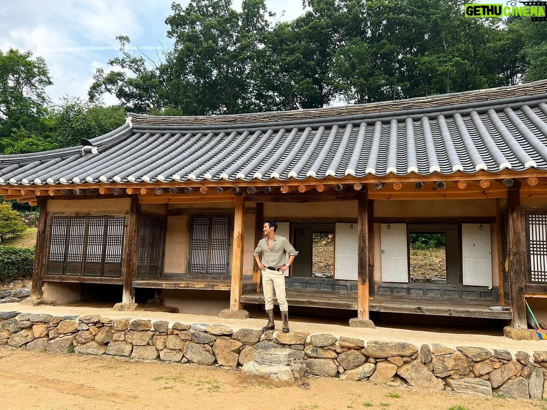 Choi Si-won Instagram - 과거와 미래 그 사이. Between the past and the future.