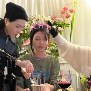 Choi Soo-young Instagram - 좋지도 나쁘지도 않고 완벽한 , 조금 이른 생일파티 with 와이프 팀💓🌈 (시작은쫑파티였으나생일축하해달라고떼씀)