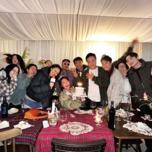 Choi Soo-young Instagram - 좋지도 나쁘지도 않고 완벽한 , 조금 이른 생일파티 with 와이프 팀💓🌈 (시작은쫑파티였으나생일축하해달라고떼씀)