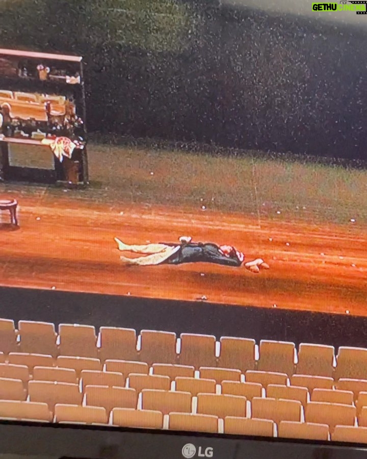 Choi Soo-young Instagram - 극장에서 짐싸야할 시간이 얼마남지않았네요.🥹 보고싶을거에요.데이지,클레어,그리고 팀 와이프 ❤️
