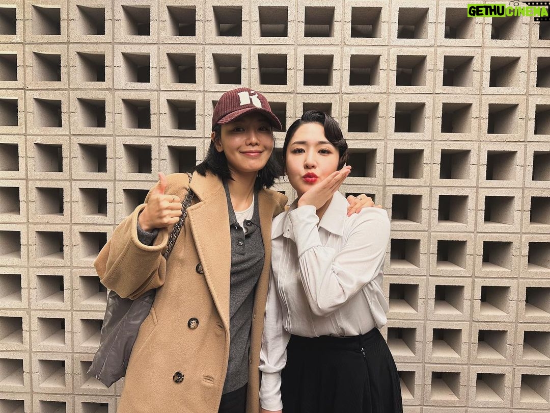 Choi Soo-young Instagram - 최수진 아가사 4단고음 꼭 들어보셔야합니다☝️📖✍🏼 어떻게 거기서 더 잘하지 싶은데 , 작품마다 늘어서 매번 다음 작품을 기다리게만드는 놀라운 배우가 바로 우리 언니👏 드라마 ‘당신이 소원을 말하면’ 때 만난 귀한인연 무현오빠도 화이팅이야👍 #뮤지컬 #아가사 #최수진 #무현