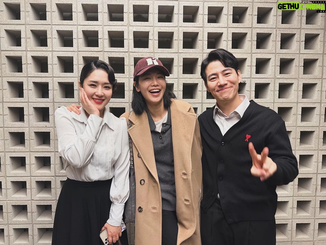 Choi Soo-young Instagram - 최수진 아가사 4단고음 꼭 들어보셔야합니다☝️📖✍🏼 어떻게 거기서 더 잘하지 싶은데 , 작품마다 늘어서 매번 다음 작품을 기다리게만드는 놀라운 배우가 바로 우리 언니👏 드라마 ‘당신이 소원을 말하면’ 때 만난 귀한인연 무현오빠도 화이팅이야👍 #뮤지컬 #아가사 #최수진 #무현
