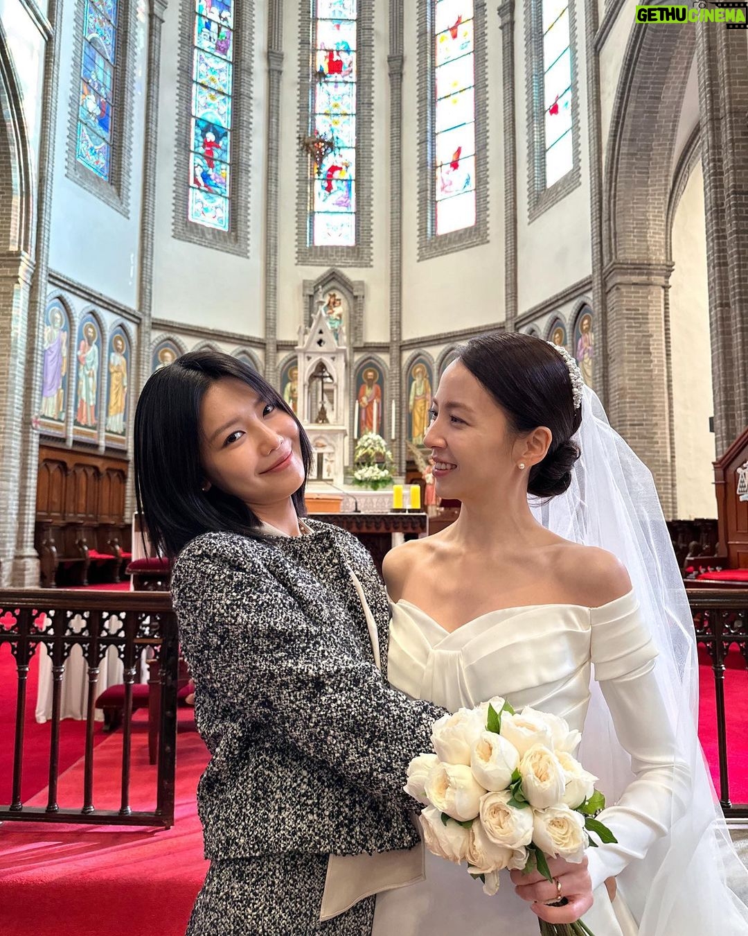 Choi Soo-young - 0.9 Million Likes - 상상했던 것 보다… 너무나 아름다웠다👰🏻♀️
왕비세요..? 오늘 , 모든 축복이 너에게로 향하길 💍
축하해🤍