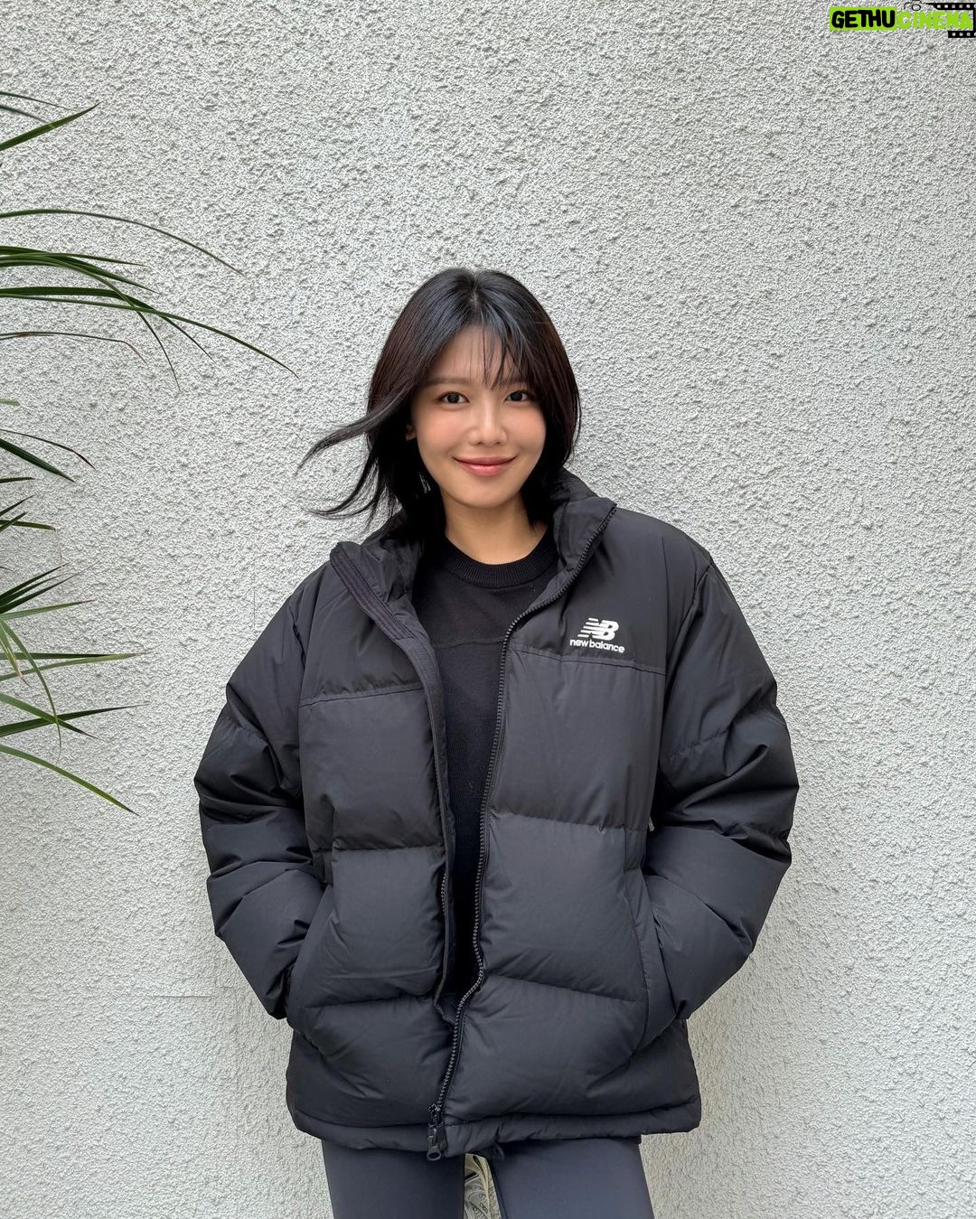 Choi Soo-young Instagram - 날씨발란스맞춰빨리 @newbalance #광고 #액티브워밍 #액티브다운 🖤