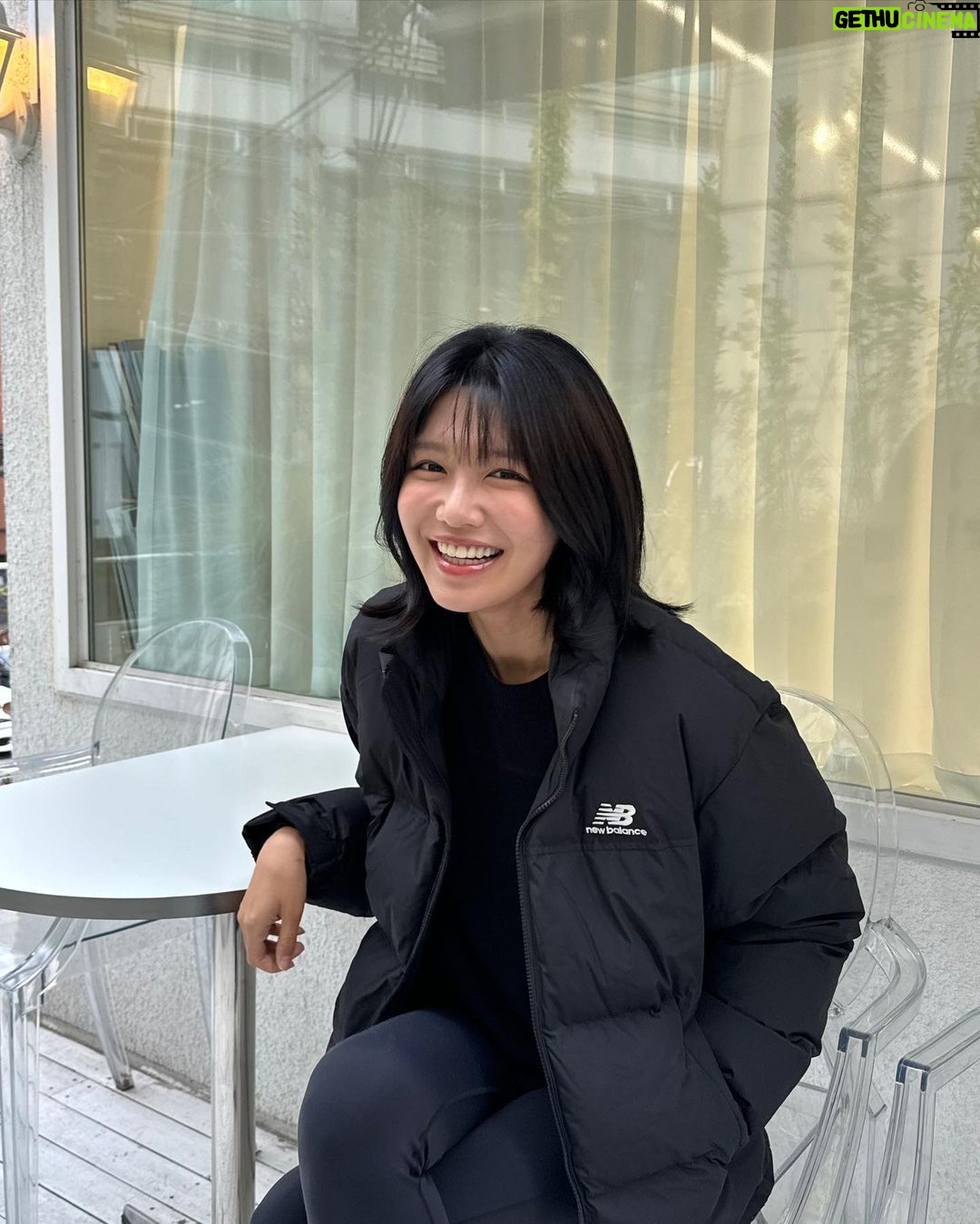 Choi Soo-young Instagram - 날씨발란스맞춰빨리 @newbalance #광고 #액티브워밍 #액티브다운 🖤