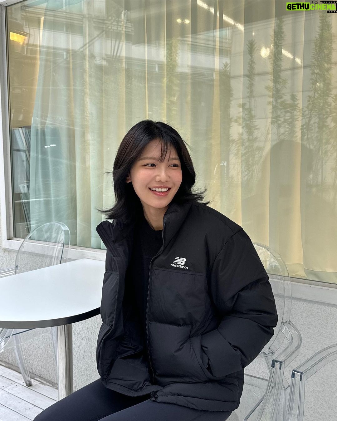 Choi Soo-young Instagram - 날씨발란스맞춰빨리 @newbalance #광고 #액티브워밍 #액티브다운 🖤