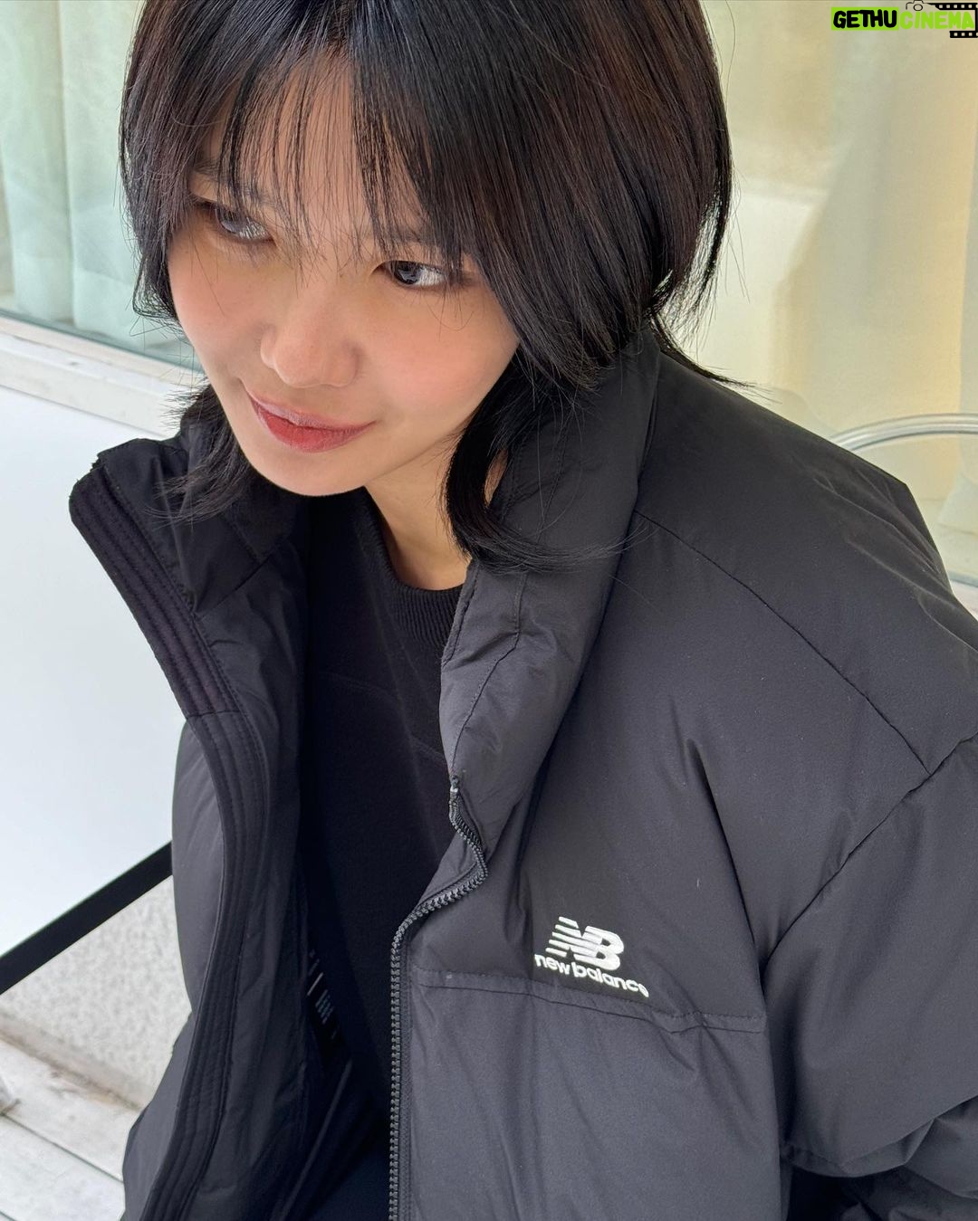 Choi Soo-young Instagram - 날씨발란스맞춰빨리 @newbalance #광고 #액티브워밍 #액티브다운 🖤