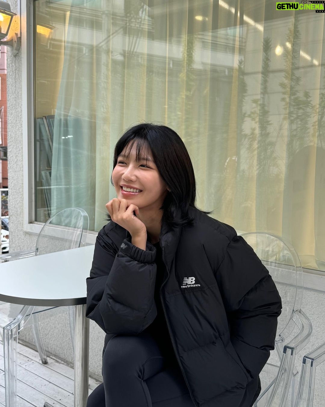 Choi Soo-young Instagram - 날씨발란스맞춰빨리 @newbalance #광고 #액티브워밍 #액티브다운 🖤
