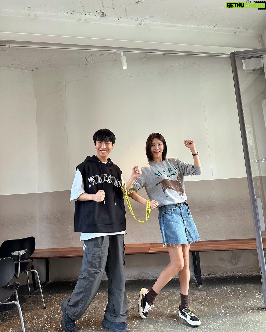 Choi Soo-young Instagram - 어울림마라톤을 응원하는 @aiki_kr @lavieenbluu @oneshot.hs @kwon_jo @jaehwan0527 #이현 님과🫶 시각장애인과 함께하는 #어울림마라톤 3일 앞으로 다가왔습니다🏃🏻♀️♥️ #함께달려요 #어울림마라톤대회