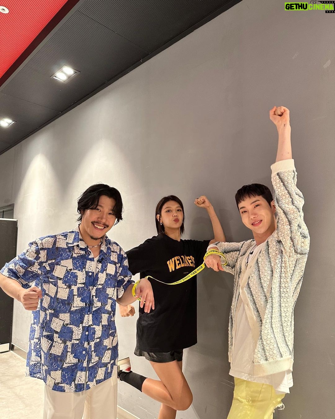 Choi Soo-young Instagram - 어울림마라톤을 응원하는 @aiki_kr @lavieenbluu @oneshot.hs @kwon_jo @jaehwan0527 #이현 님과🫶 시각장애인과 함께하는 #어울림마라톤 3일 앞으로 다가왔습니다🏃🏻♀️♥️ #함께달려요 #어울림마라톤대회
