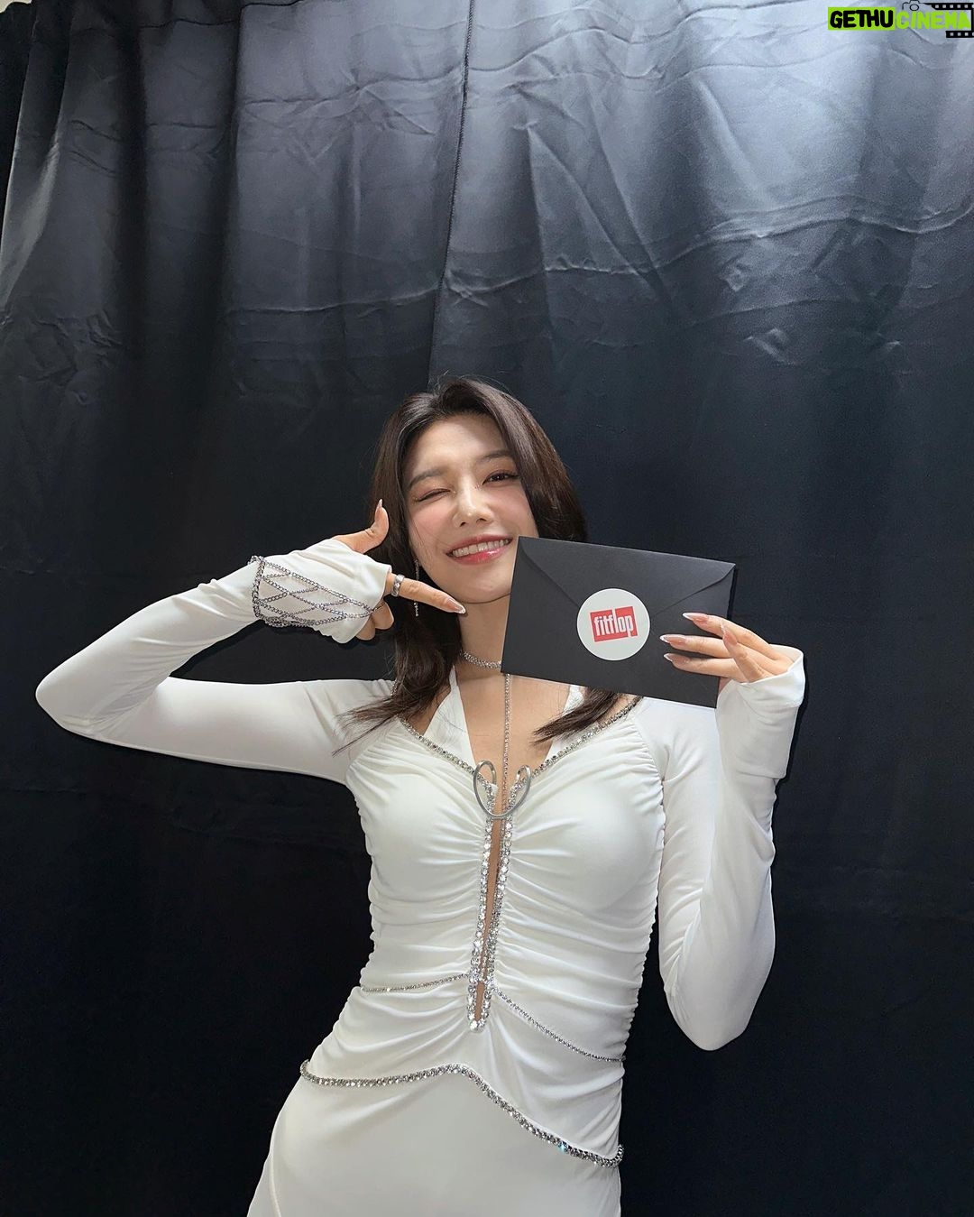 Choi Soo-young Instagram - 선물 잘받아찌요?💗🛍️ 소원한테 선물 할 수 있어서 넘 행복했쟈나.. #age20s #depound #fitflop 감사합니다🫶