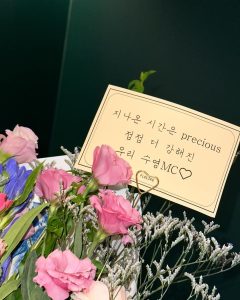 Choi Soo-young Instagram - ‘Cheer me up, 널 믿어’수없이 되새기던 말 서툰발걸음이 자유로워지는 Timing Now ‘아일릿’ we gotta aim high🏃🏻‍♀️ 파이널 라운드의 ‘aim high’ 가사를 쓰면서 떠올렸던 모든 연습생들의 표정이 오랜시간 마음에 남을 것 같아요. 무대 중간 중간 뒤돌아 잠시 숨고르기를 하던 그때 , 진심으로 설레어 하던 그 표정을 바로 옆 MC석에서 지켜보며 저 또한 무대에 대한 소중함과 설렘을 떠올리던 시간이었습니다. 걸그룹 ‘아일릿’ 의 새로운 시작과 데뷔의 꿈은 이루지 못했으나 한명한명 보석같은 연습생들의 더 큰 성장과 꿈을 응원하겠습니다💗 #RuNext #알유넥스트 #모두수고하셨습니다