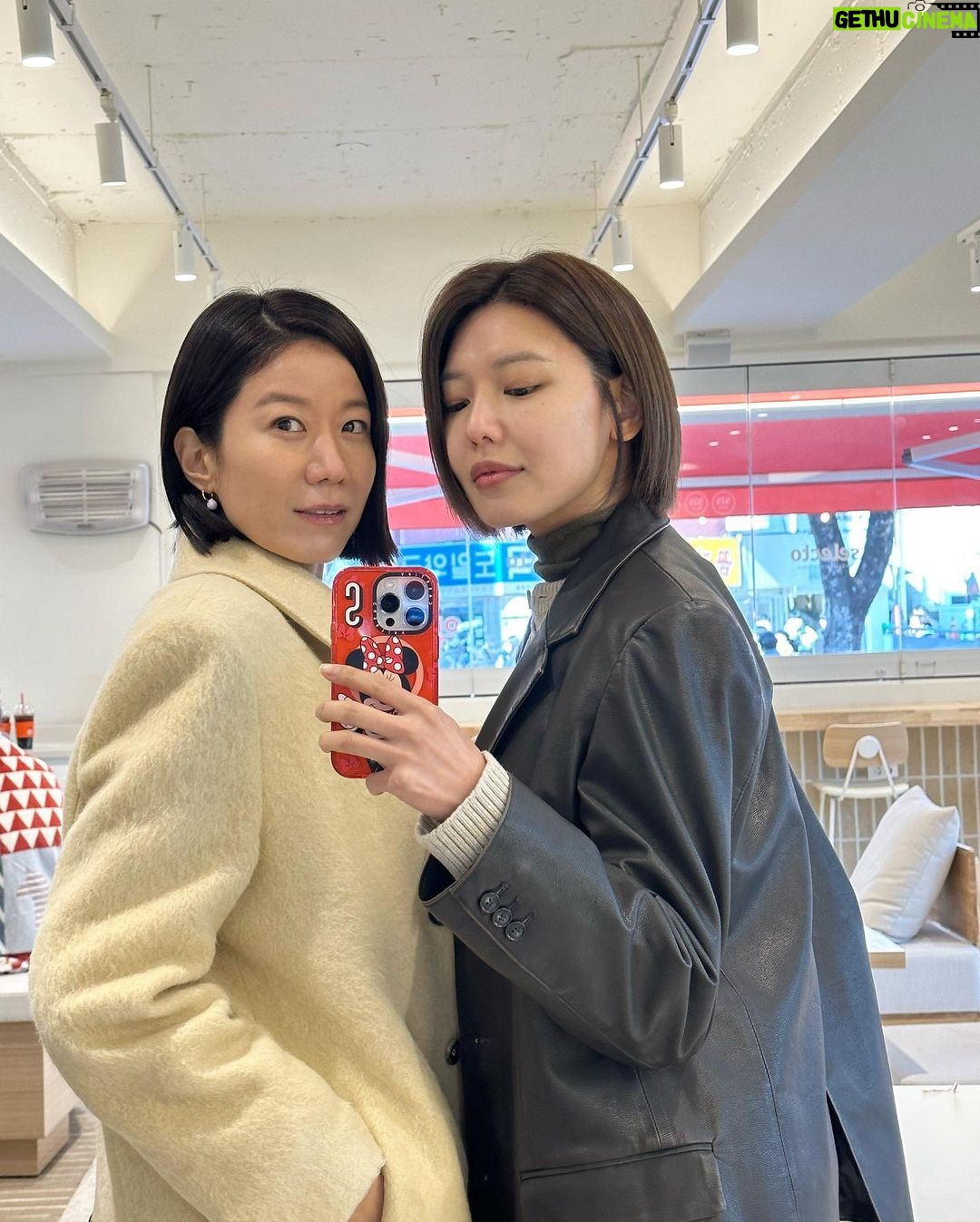 Choi Soo-young Instagram - 유난히 긴 밤을 걷는 세상의 모든 ‘은미‘ 와 진희’에게. 잘 살아내주어서 고맙습니다.♥️ 진희야 잘가! #남남